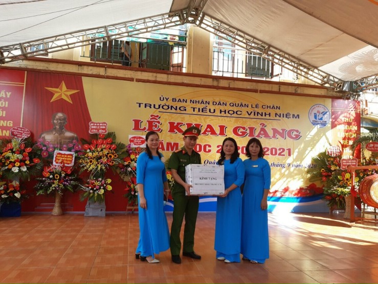 Công an phường Vĩnh Niệm (quận Lê Chân) :Trao 2.500 khẩu trang y tế tặng các trường học